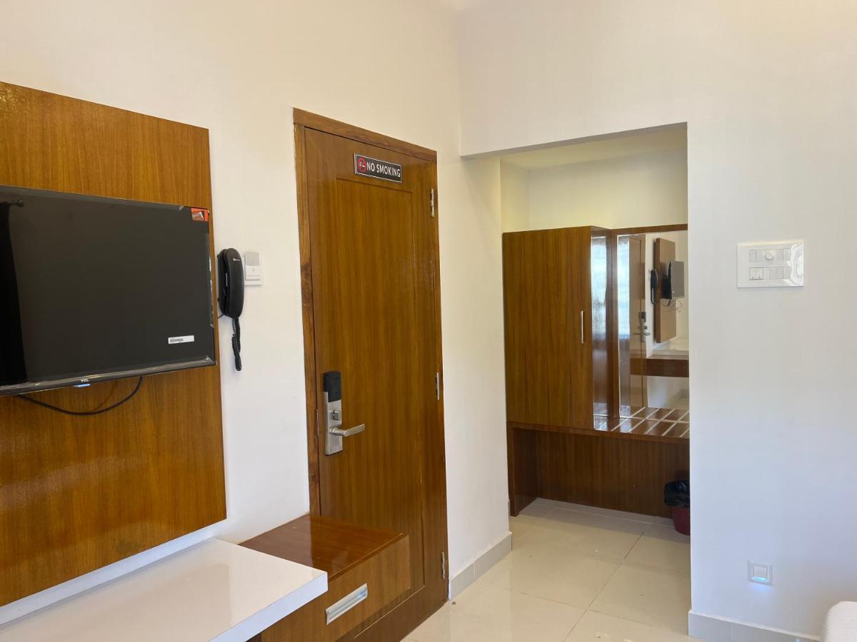 Le Hotel Host Tiruchirappalli Esterno foto
