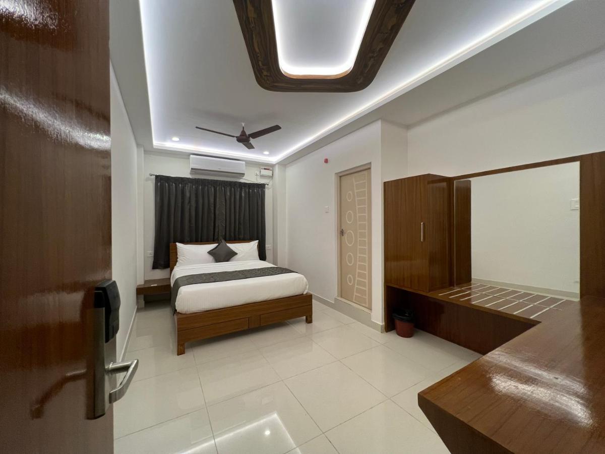 Le Hotel Host Tiruchirappalli Esterno foto