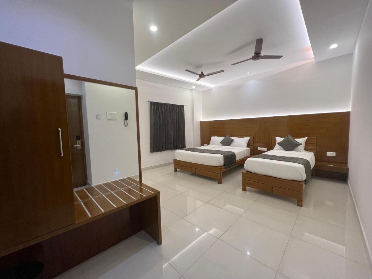 Le Hotel Host Tiruchirappalli Esterno foto