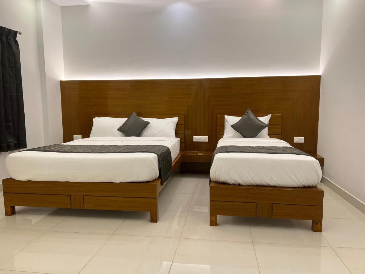 Le Hotel Host Tiruchirappalli Esterno foto