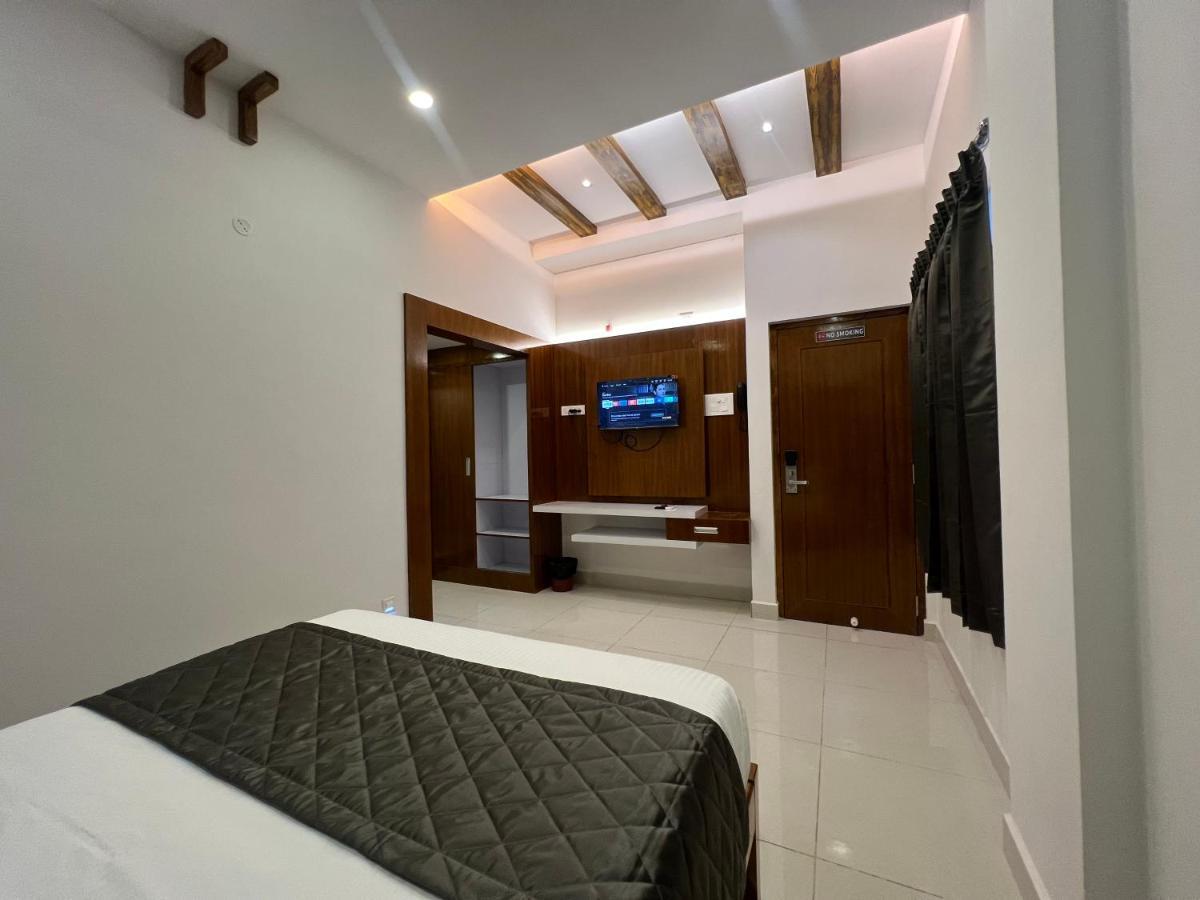 Le Hotel Host Tiruchirappalli Esterno foto