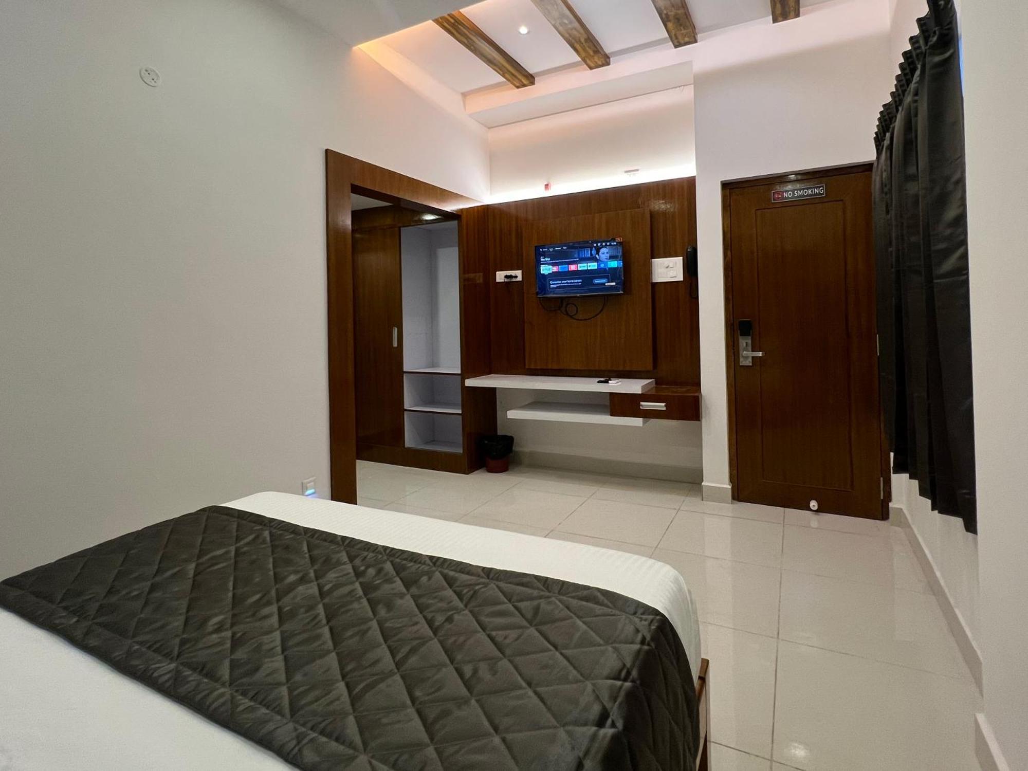 Le Hotel Host Tiruchirappalli Esterno foto